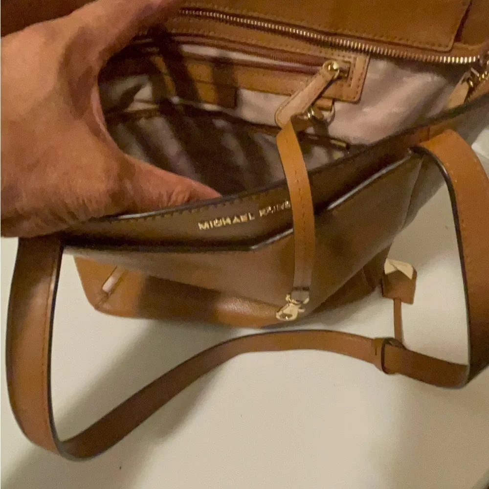 Michael Kors beautiful tan color leather bag classic  comes with their desk bag